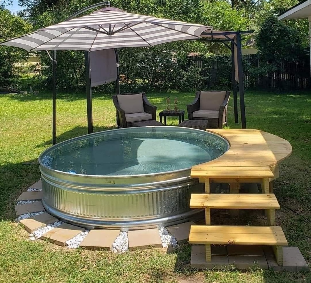 Bassin acier rempli dans un jardin