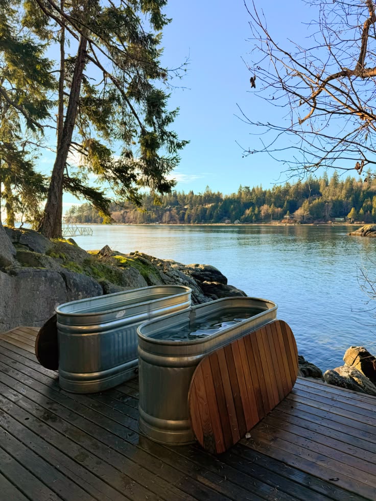 Bassin ovale en acier galvanisé, installé et rempli